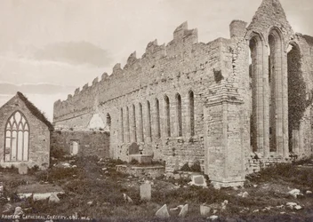 Catedral de Ardfert, fotografiada por Robert French para el Estudio Fotográfico William Lawrence, c.1880s